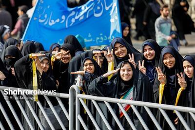  هم‌صدایی ۴ هزار دانش‌آموز بسیجی در میدان شهدا مشهد علیه استکبار در روز ۱۳ آبان ۱۴۰۴