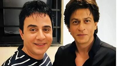  عکس صمیمانه عمو پورنگ و شاهرخ خان بازیگر مشهور بالیوود در آغوش هم + ویدیو