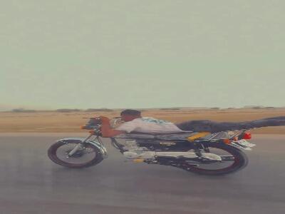 ویدیوئی از حرکات عجیب و خطرناک با سرعت ۱۲۰ کیلومتر در جاده!