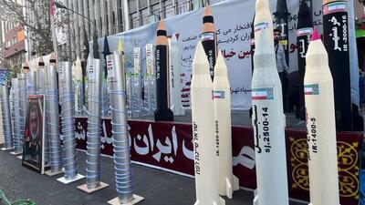  نمایش موشک و سانتریفیوژهای ایرانی در حاشیه راهپیمایی ۱۳ آبان