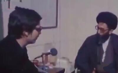  بازخوانی گفتگوی تاریخی رهبر انقلاب با یکی از بازداشت شدگان لانه جاسوسی / پاسخ جالب رهبر انقلاب به کنایه کارمند سفارت سابق آمریکا (فیلم)