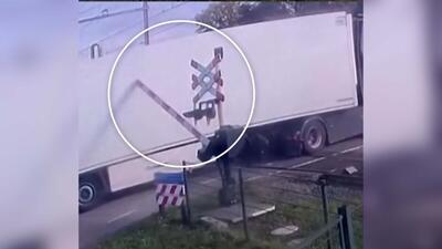  برخورد وحشتناک قطار به یک تریلی حمل میوه (فیلم)