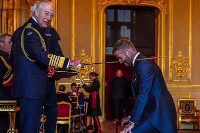  دیوید بکام از پادشاه بریتانیا لقب شوالیه گرفت؛ مراسم را ببنید! (فیلم)