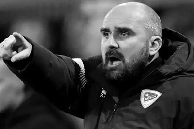  تراژدی باورنکردنی: مربی کنار زمین درگذشت!