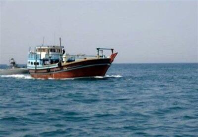  توقیف یک شناور متخلف در آب‌های بوموسی
