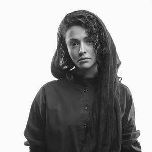  عکس/ پرتره سیاه و سفید سوگل خلیق با نگاه غمگین و مو‌های فرفری | اقتصاد24