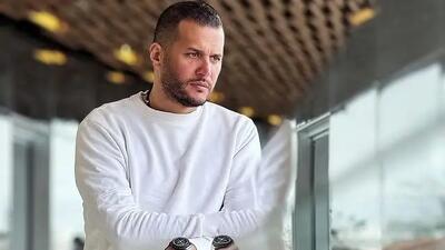  زندگی پولدارانه سیاوش خیرابی در خانه‌ای با ستون‌های کنده‌کاری شده و پرده‌های اعیانی!