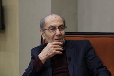  ویدیو / ابوالفضل بازرگان، رئیس دفتر مهندس بازرگان در نخست‌وزیری: رفته بودند به آقای خمینی گفته بودند که دیده‌ایم بازرگان و اینها در نخست‌وزیری در ظروف نقره غذا می‌خورند / بعلاوه، گفته بودند اینها تابلوهای شاه را نگه داشته‌اند به امید اینکه سلطنت برگردد