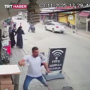  فرار میلی‌متری عابرپیاده از برخورد یک خودرو
