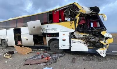  برخورد اتوبوس با تریلی در قم؛ ۱۵ نفر مصدوم شدند