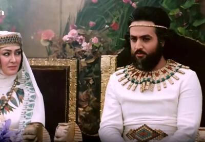  «یوزارسیف» و «فرج‌الله سلحشور» در حال تمرین «شمشیرزنی» در پشت‌صحنه
