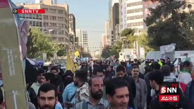  حضور گسترده مردم، دانش آموزان و دانشجویان در اولین ساعات برگزاری مراسم ۱۳ آبان در خیابان طالقانی تهران + فیلم