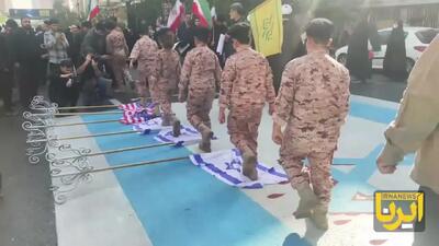  عبور دانش‌آموزان با لباس رزم از روی پرچم آمریکا و رژیم صهیونی + فیلم