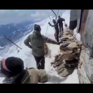  نجات یک خرس توسط ارتش هند+فیلم