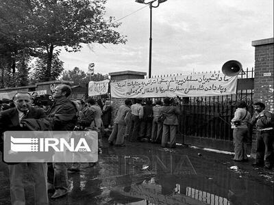  نویسنده «بوسه آذر»: کتاب‌های اسناد لانه جاسوسی را به مدارس و دانشگاه‌ها معرفی کنید