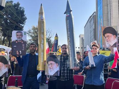  تصاویر همکلاسی‌های شهید و کاردستی‌های موشکی در دستان دانش‌آموزان تهرانی