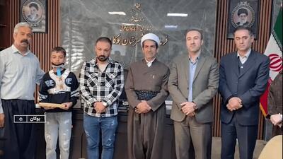  ببینید | با وساطت امام جمعه و فرمانده سپاه بوکان، ناظم و دانش‌آموز بوکانی با یکدیگر آشتی کردند - کلبه سرگرمی