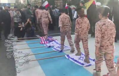  فیلم/ پرچم اسرائیل در راهپیمایی ۱۳ آبان لگد مال شد