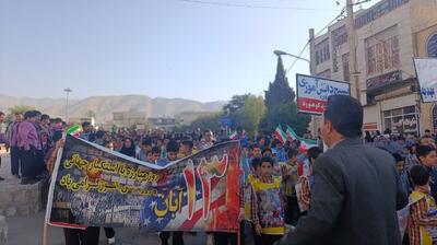  حضور گسترده دانش آموزان در راهپیمایی ۱۳ آبان کازرون