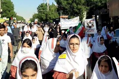  حضور باشکوه دانش‌آموزان دهلرانی در راهپیمایی ۱۳ آبان ماه
