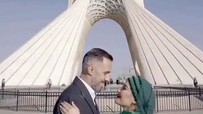  فیلم/ کلیپ فرمالیته یک زوج با لباس عروس متفاوت در برج آزادی / لباسی از ایران...!