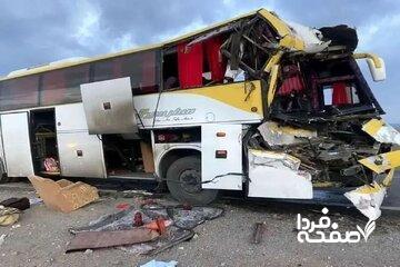  برخورد اتوبوس با تریلی در قم؛ ۱۵ نفر مصدوم شدند