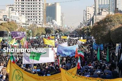  استوار مقابل استکبار با مشت‌های گره کرده دانش‌آموزان مشهدی در راهپیمایی یوم‌الله ۱۳ آبان + فیلم