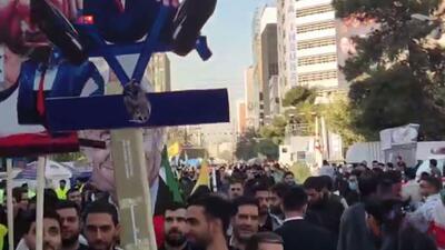 حضور گسترده مردم، دانش آموزان و دانشجویان در اولین ساعات برگزاری مراسم ۱۳ آبان در خیابان طالقانی تهران