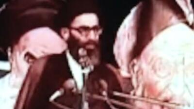  سخنرانی کمتر دیده شده رهبر انقلاب در مقابل لانه جاسوسی درباره علل تسخیر سفارت آمریکا در ۱۳ آبان ۱۳۵۸