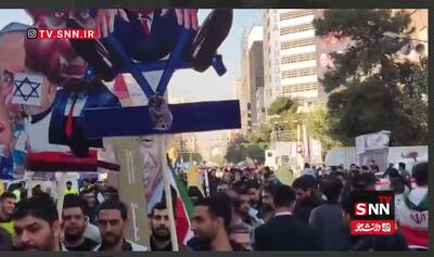  حضور گسترده مردم، دانش_آموزان و دانشجویان در اولین ساعات برگزاری مراسم ۱۳ آبان در خیابان طالقانی تهران+ فیلم