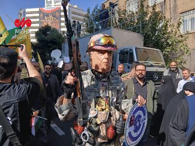  ترامپ با لباس نظامی در راهپیمایی سیزده آبان