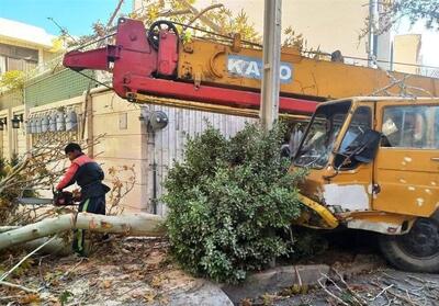  جرثقیل سرگردان در مشهد؛ برخورد زنجیره‌ای با چند خودرو و دیوار منازل مسکونی - تسنیم