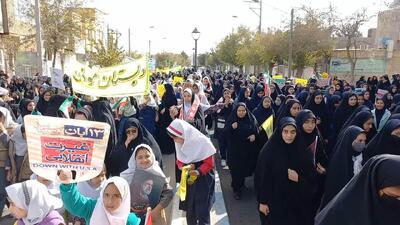  جلوه‌ای ازشکوه وغیرت حضور مردم شهرستان مرزی وتلفیقی صالح‌آباد در راهپیمایی ۱۳ آبان + عکس