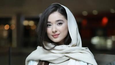  ساینا روحانی با استایل روشن و کیف سفید در اکران مردمی «غریزه» (عکس)