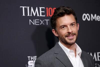  مجله «پیپل» (People)، جاناتان بیلی را به عنوان «جذاب‌ترین مرد زنده سال» معرفی کرد