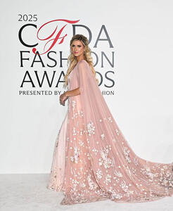  نیکی هیلتون روتشیلد، طراح مد و کارآفرین آمریکایی، با لباسی صورتی در (CFDA Fashion Awards 2025)
