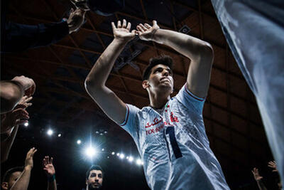  تصویری از صابر کاظمی در ورزشگاه آزادی بین هواداران استقلال