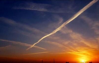  ماجرای خطوط دود عجیب در آسمان تهران چیست؟