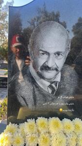  عکس/ سلفی دو نفره سیاوش خیرابی با مزار پدرش اشک همه را درآورد | اقتصاد24