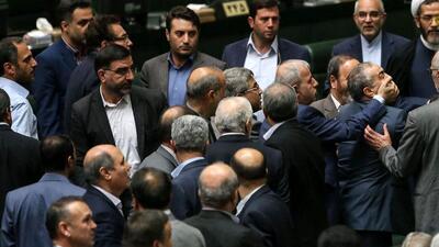  تنش در مجلس شورای اسلامی/آقایان نماینده! دود افشاگرهای شما جمهوری اسلامی را خفه کرده!+ فیلم