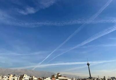  هواشناسی درباره وجود ابرهای خطی در آسمان تهران: این‌‌ها رد هواپیماهایی هستند که از آسمان پایتخت عبور می‌کنند/ وقتی دمای هوا به‌ گونه‌ای باشد که با عبور هواپیما، بخار حاصل به قطره‌های یخ تبدیل شود، چنین پدیده‌ای رخ می‌دهد