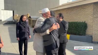 ببینید؛ لحظه اطلاع پدر صابر کاظمی از فوت پسرش و دیدار با پیکر صابر