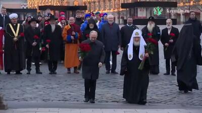  پوتین با اهدای گل روز وحدت ملی را گرامی داشت
