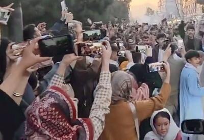  حضور زنان افغانستانی در شادی خیابانی قهرمانی فوتبال! | جشن و موسیقی زنان و مردان در خیابان‌های کابل + فیلم