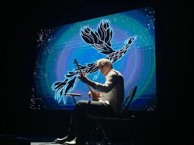  آریا عظیمی‌نژاد، «عشق در گذر دوران» را در پاریس روی صحنه برد