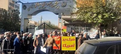  تجمع بازنشستگان ارتش مقابل ساختمان مرکزی کانون / به آرمان‌های انقلاب وفاداریم