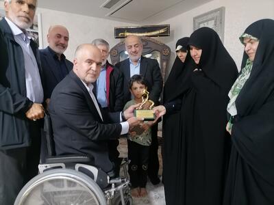  اهدای تندیس قهرمانان گمنام به خانواده سردار شهید حاجی‌زاده و جانباز سیدحسین موسوی