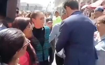  تلاش عجیب برای بوسیدن رئیس جمهور مکزیک در خیابان توسط مرد ناشناس / ماموران امنیتی وارد شدند!