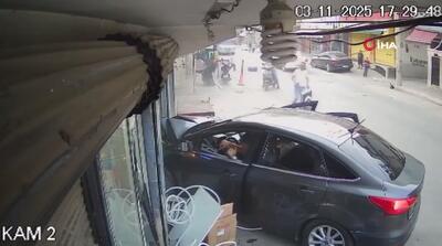  ببینید | لحظه خارج شدن کنترل خودرو از دست راننده و ورود به فروشگاه!
