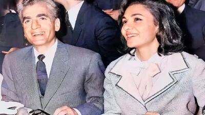  عکس سفر در زمان /  دست به سینه نشستن شاه پهلوی زمان سخنرانی فرح دیبا در کاخ ایتالیا
